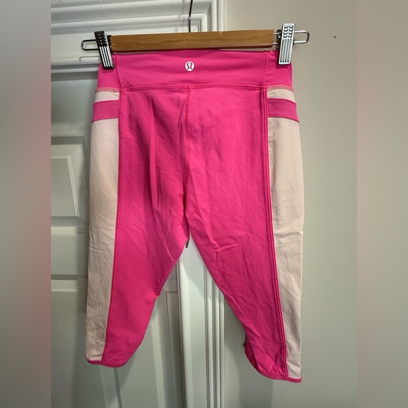 Lululemon 16 pairs of capri leggings. Different styles and colors - Picture 14 of 14